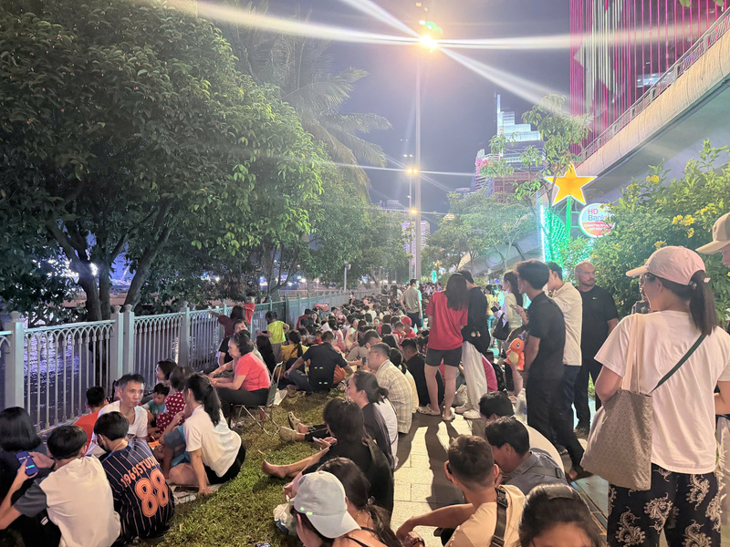 Đông đảo người dân và du khách tập trung tại khu vực công viên ven sông Sài Gòn từ sớm để chọn vị trí đẹp ngắm pháo hoa. Ảnh: Minh Anh.