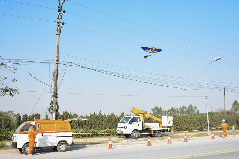 Xử lý tình trạng vi phạm an toàn hành lang lưới điện do thả diều trên địa bàn