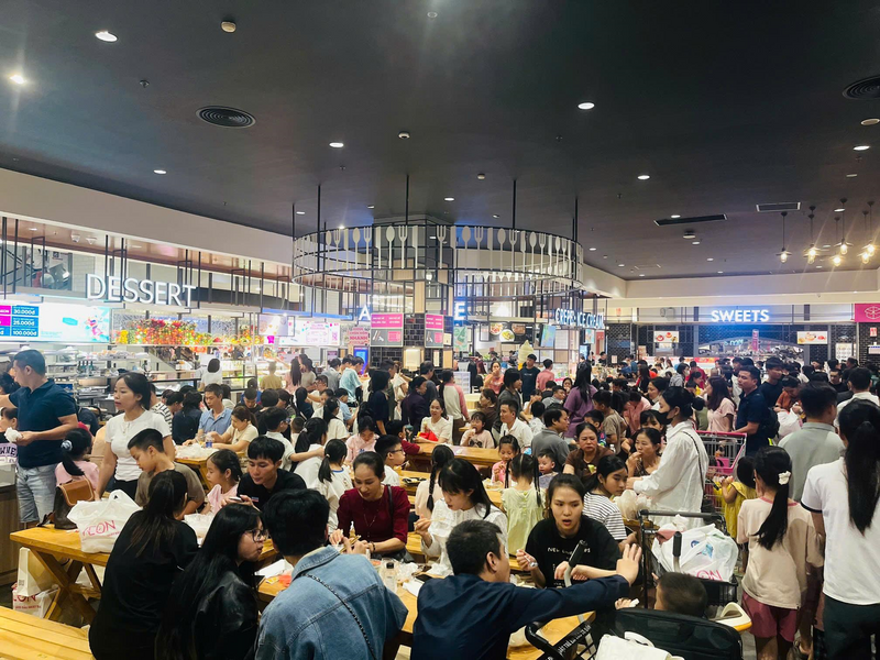 Do thời tiết nắng nóng, nhiều gia đình đã lựa chọn trung tâm thương mại để vui chơi, mua sắm, ăn uống thay vì có kế hoạch rời khỏi Thủ đô. Tại trung tâm thương mại Aeon Mall Hà Đông, dòng người đổ về đông chật kín không còn lối đi. Ảnh: Mai Linh