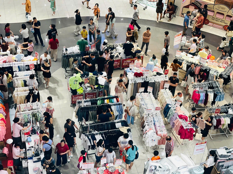 ‘Biển người’ đổ về trung tâm thương mại dịp lễ 30/4 - 1/5 - 2