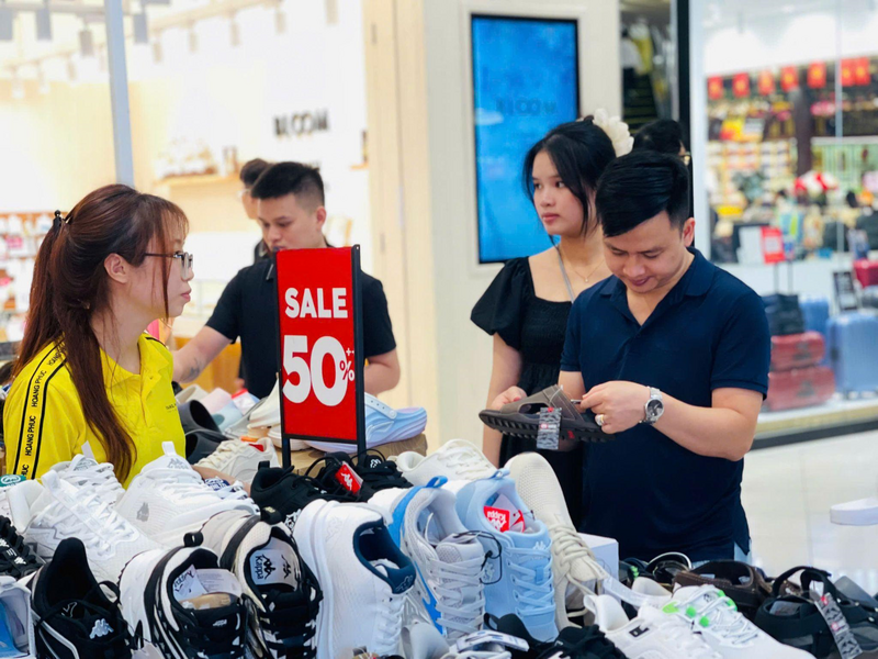 Dịp nghỉ lễ năm nay kéo dài 4 ngày trùng với cuối tuần chính là điểm thuận lợi khiến lượng khách tăng cao hơn hẳn 15 - 20% so với thường ngày, đặc biệt là khung giờ cao điểm vào chiều và tối. Nắm bắt nhu cầu tiêu dùng dịp đại lễ, nhiều mặt hàng thời trang, đồ gia dụng tung hàng loạt ưu đãi từ 30-50% cho hàng nghìn mặt hàng để thúc đẩy sức mua của khách hàng. Ảnh: Mai Linh