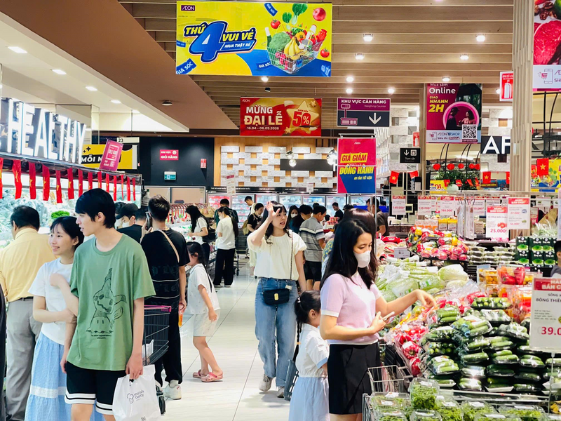 ‘Biển người’ đổ về trung tâm thương mại dịp lễ 30/4 - 1/5 - 4