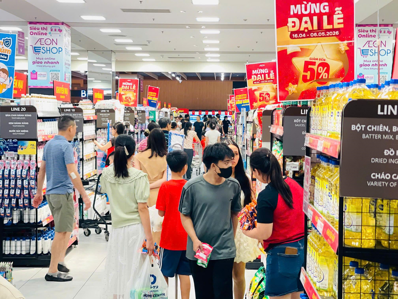 Các khu vực mua sắm nhu yếu phẩm luôn trong tình trạng “cháy hàng”, tại những quầy hàng này phải bố trí thêm nhân viên, mở thêm một số quầy thanh toán mới tránh được tình trạng quá tải. Ảnh: Mai Linh