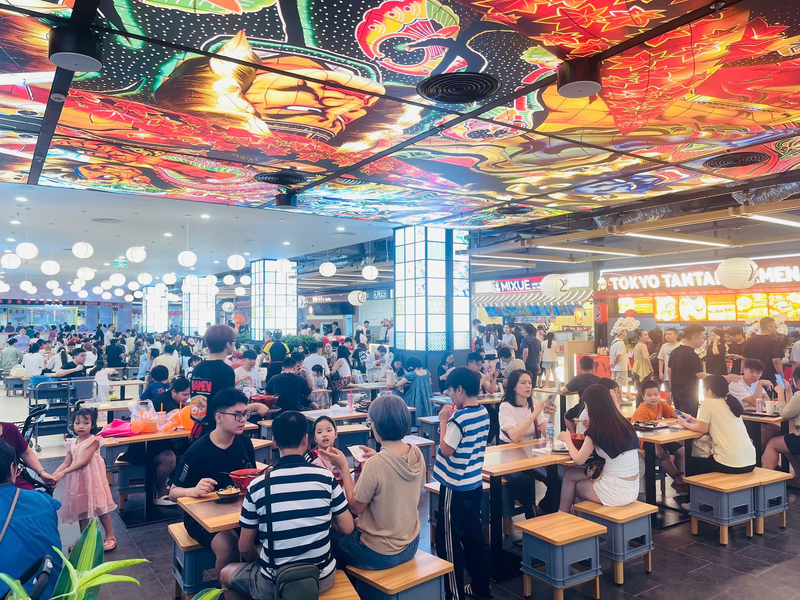 Tại trung tâm thương mại Aeon Mall Hà Đông, dòng người ken đặc ở các khu vực quầy ăn uống tự phục vụ ở tầng 1 và tầng 3, khách lẻ phải ghép bàn cùng nhau, thậm chí còn vừa đứng vừa ăn vì hết chỗ ngồi. Ảnh: Mai Linh