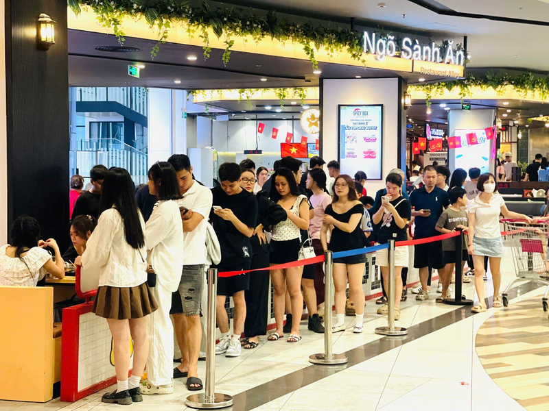 Phía bên ngoài nhà hàng ăn Dookki Hàn Quốc, hàng chục người sẵn sàng “chịu” xếp hàng chờ đến 40-50 phút chỉ để ăn được món yêu thích. Ảnh: Mai Linh