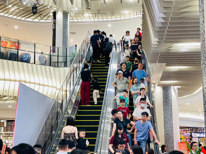Phía bên trong thang cuốn cũng đông kín người lên xuống. Không gian rộng rãi tích hợp nhiều dịch vụ cũng là điểm đến lý tưởng cho các gia đình lựa chọn ở lại Thủ đô. Ảnh: Mai Linh