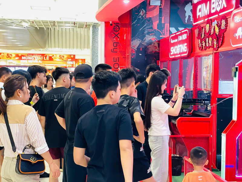 ‘Biển người’ đổ về trung tâm thương mại dịp lễ 30/4 - 1/5 - 10