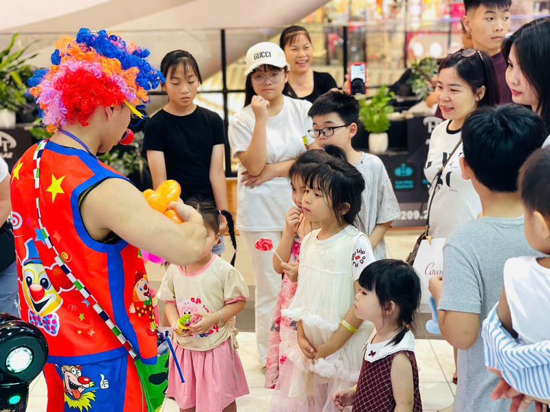 Không chỉ các quầy ăn uống, khu vui chơi dành cho trẻ em cũng luôn trong tình trạng đông kín, nhiều hoạt động vui chơi, giải trí như chú hề vặn bóng nghệ thuật, bắn cung… thu hút sự quan tâm đông đảo của các em nhỏ. Ảnh: Mai Linh