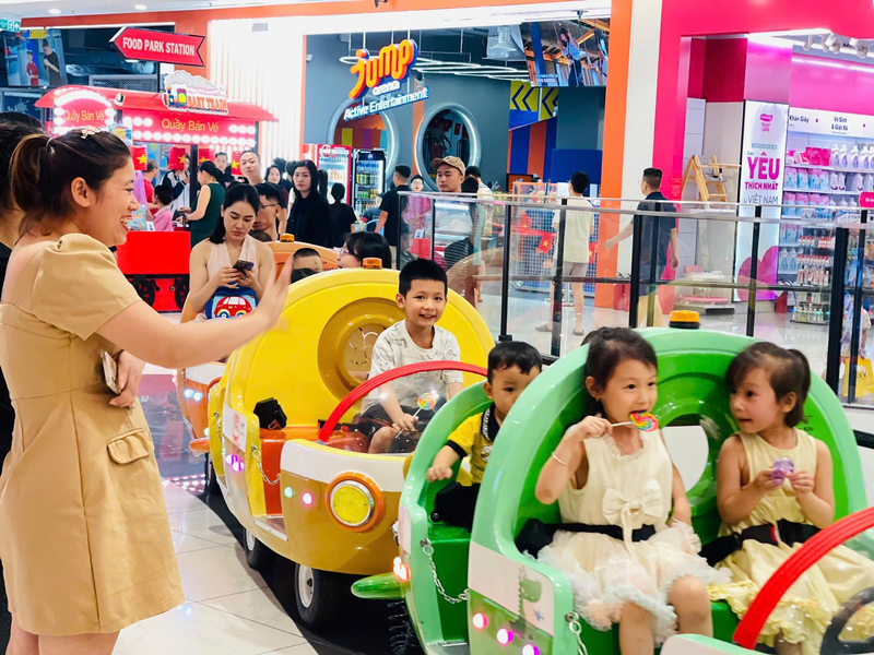 Tranh thủ nghỉ ngơi dịp lễ, gia đình chị Nguyễn Thái Hà (Hà Đông, Hà Nội) lựa chọn cho con tham gia hoạt động vui chơi trong nhà tại trung tâm thương mại thay vì cả nhà đi du lịch xa xôi, nắng nóng. “Ngày lễ tôi muốn gia đình nghỉ ngơi ở nhà, buổi tối cho các con vào trung tâm thương mại chơi, ở đây có đầy đủ từ mua sắm, ăn uống và khu vui chơi cho trẻ nhỏ, rất tiện lợi và mát mẻ, như vậy là cũng đủ ‘chill’ cho kỳ nghỉ dài ngày”, chị Hà nói. Ảnh: Mai Linh