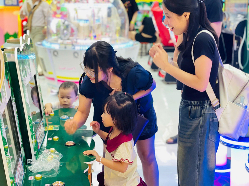 Tương tự, tại trung tâm thương mại Vincom Mega Mall Smart City (Tây Mỗ, Hà Nội), ghi nhận trong ngày 30/4, lượng khách đến mua sắm, vui chơi và ăn uống cũng rất đông. Chị Trần Khánh Linh (balo trắng) cùng hai em gái chia sẻ: “Nghỉ lễ tôi cùng gia đình ở lại Hà Nội vì ngại chen chúc cảnh đông người nên trung tâm thương mại vẫn là lựa chọn lý tưởng vì nhà có trẻ con, vừa có thể vui chơi, người lớn cũng tranh thủ đi mua sắm được”. Ảnh: Mai Linh