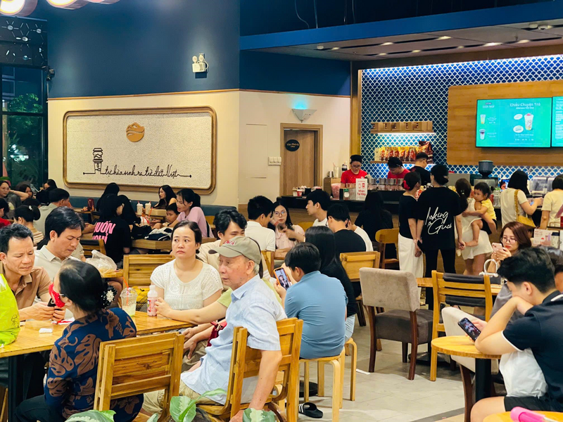 Sau khi mua sắm, ăn uống, nhiều gia đình lựa chọn nghỉ chân tại các quán cà phê, lượng khách ra vào liên tục khiến nhân viên phục vụ không kịp ngơi tay. "Ngày bình thường lượng khách tới quán đã đông rồi, nhưng những ngày lễ này chúng em xác định phải tăng năng suất lên 150% mới kịp phục vụ, từ khi mở cửa đến lúc đóng cửa trung tâm thương mại, chúng em không lúc nào nghỉ tay", nhân viên cửa hàng cà phê Highlands cho hay. Ảnh: Mai Linh