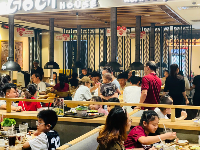 Cũng “không kém” các trung tâm thương mại khác, nhiều ki-ốt hàng ăn tại trung tâm thương mại Vincom Mega Mall Smart City đông kín khách, hệ thống loa phát thanh phải liên tục thông báo xin khách hàng thông cảm vì nhà hàng đã quá tải, không nhận thêm khách dù mới 8h tối để đảm bảo chất lượng phục vụ. Ảnh: Mai Linh