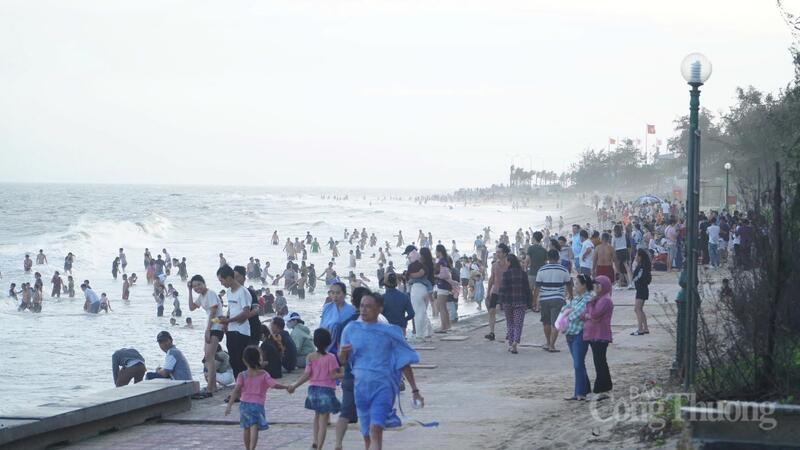 Không khí tại các bãi biển Lâm Đồng trở nên nhộn nhịp ngay ngày đầu nghỉ lễ. Ảnh: Lê Sơn