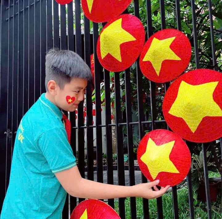 Mỗi gia đình, mỗi người một cách thể hiện khác nhau nhưng đều chung niềm tự hào dân tộc và tình yêu dành cho Tổ quốc.