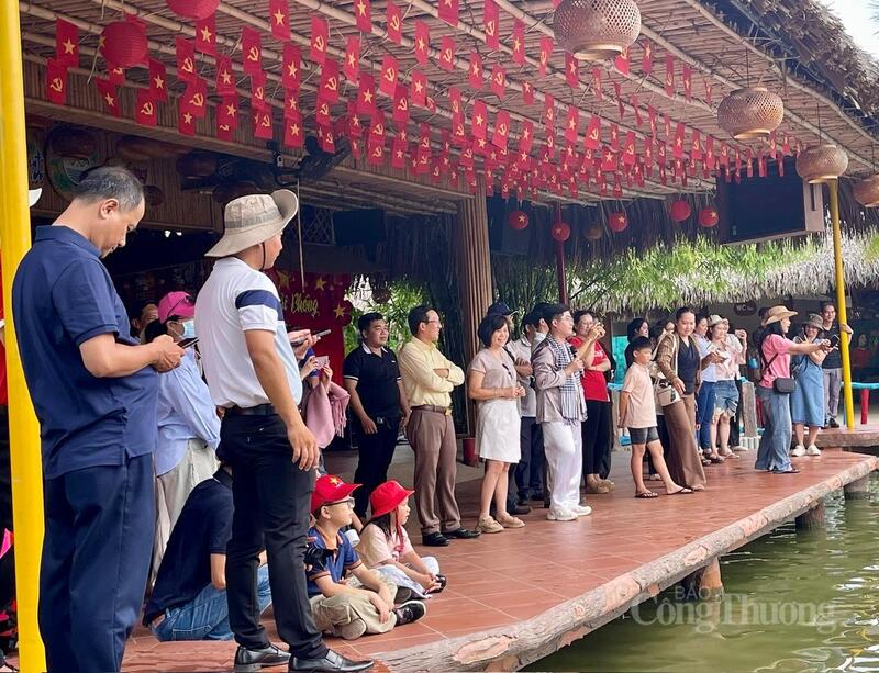 Anh Phạm Văn Hùng, du khách đến từ Đà Nẵng, cho biết: “Tôi ấn tượng với sự thân thiện của người dân và nét đặc trưng sông nước nơi đây. Khu du lịch sinh thái Miền Tây là trải nghiệm rất đáng nhớ. Tuy đông nhưng vẫn giữ được nét văn hóa riêng.”