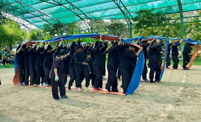 Các đơn vị tranh tài quyết liệt với trò chơi bánh xe thần tốc.