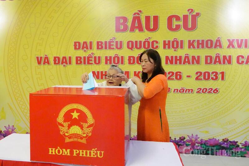 Anh hùng LLVTND Ngô Thị Huệ đi bỏ phiếu, thực hiện quyền và nghĩa vụ công dân trong ngày bầu cử 15/3/2026.