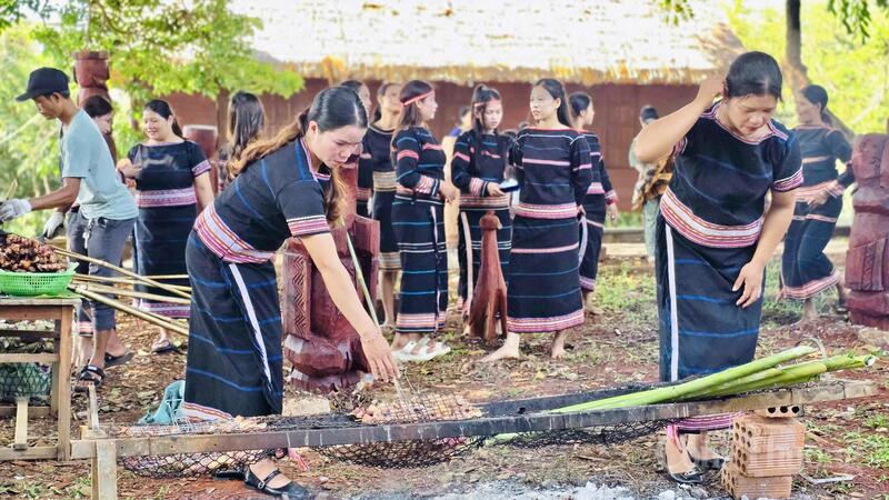 Khi tiếng chiêng vang lên, dân làng tụ hội đông đủ, mỗi người một việc chuẩn bị lễ vật: phụ nữ hái rau rừng, bắt cá, ủ rượu cần; thanh niên lên rừng săn bắt; tất cả tạo nên không khí lễ hội náo nhiệt, đậm chất cộng đồng.