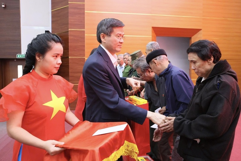 Ủy viên Bộ Chính trị, Giám đốc Học viện Chính trị quốc gia Hồ Chí Minh Đoàn Minh Huấn trao quà cho các gia đình chính sách tại tỉnh Lai Châu. Ảnh: CTV