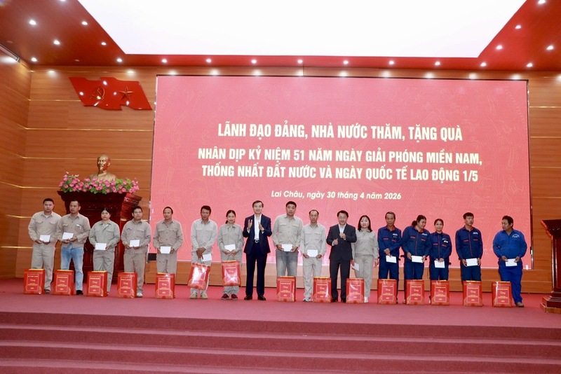 Ủy viên Bộ Chính trị, Giám đốc Học viện Chính trị quốc gia Hồ Chí Minh Đoàn Minh Huấn thăm và tặng quà gia đình chính sách, đoàn viên, người lao động có hoàn cảnh khó khăn tại tỉnh Lai Châu. Ảnh: CTV
