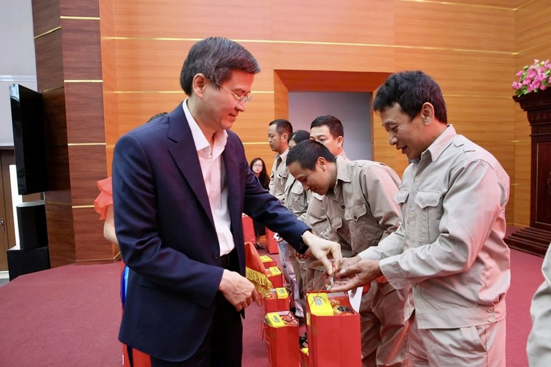 Ủy viên Bộ Chính trị, Giám đốc Học viện Chính trị quốc gia Hồ Chí Minh Đoàn Minh Huấn trao quà tặng người lao động có hoàn cảnh khó khăn. Ảnh: CTV