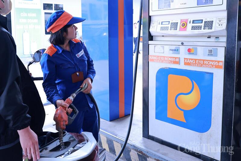 Nhân viên cửa hàng vận hành quy trình bán E10 ổn định, bảo đảm an toàn kỹ thuật. Ảnh: Quỳnh Trang