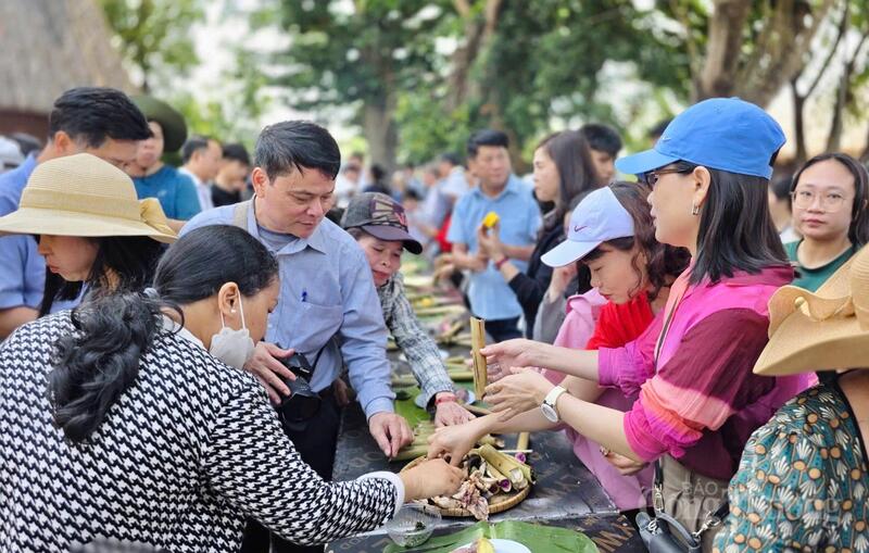 Các đại biểu, người dân trải nghiệm ẩm thực địa phương.