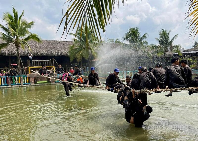 Bên cạnh đó, Cantho Eco Resort giảm từ 15–25% giá dịch vụ lưu trú và ưu đãi từ 30–50% cho các gói âm thanh, ánh sáng, ca hát được bố trí sẵn tại các phòng ăn riêng, đáp ứng nhu cầu vui chơi, giải trí của du khách.