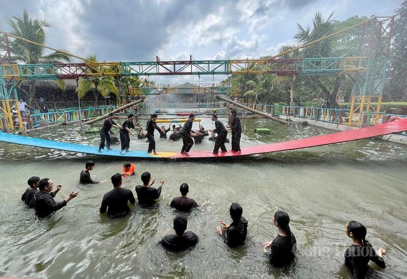 Các đơn vị tham gia thi đấu sôi nổi, hào hứng, góp phần tạo nên không khí vui tươi, đoàn kết cho buổi lễ.