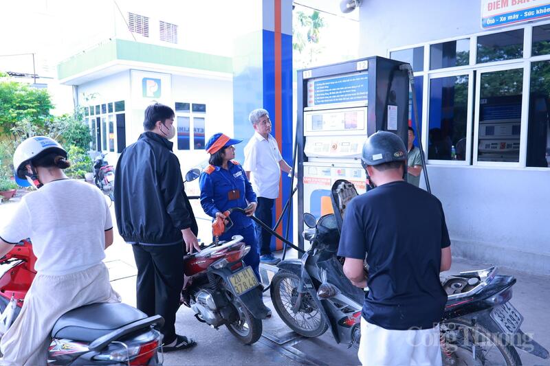 Tại cửa hàng 96 (ngã ba Phù Lỗ, thôn Đoài, xã Sóc Sơn), xăng E10 được bố trí tại trụ bơm, nhân viên vận hành ổn định trong ngày đầu triển khai. Ảnh: Quỳnh Trang