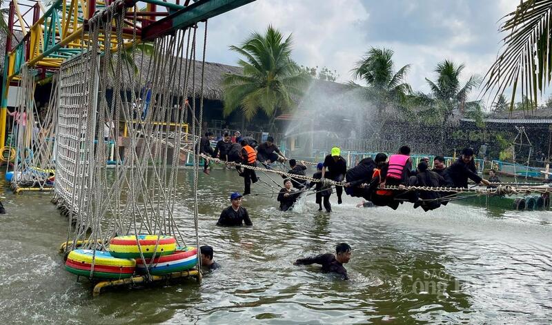 Dịp lễ, du khách đổ về các khu du lịch, điểm vui chơi và hào hứng tham gia nhiều trò chơi, hoạt động trải nghiệm đa dạng, góp phần tạo nên không khí sôi động, nhộn nhịp.