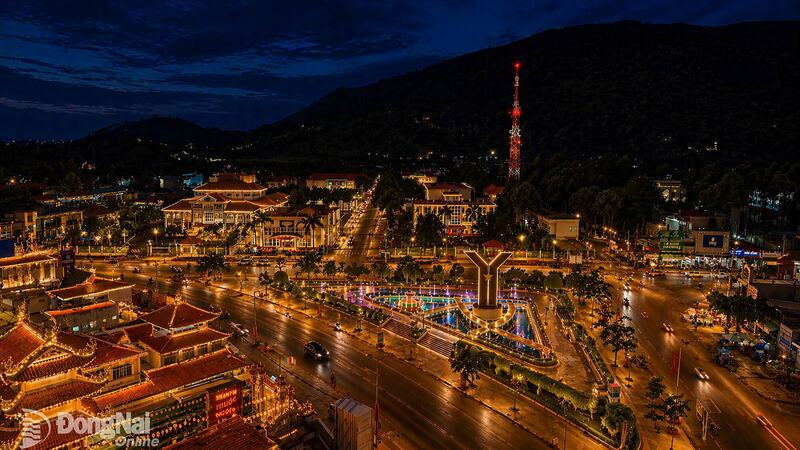 Trung tâm phường Xuân Lộc về đêm. Ảnh: Báo Đồng Nai.