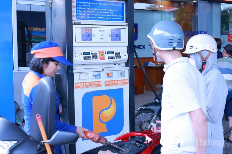 Xăng sinh học E10 từng bước được đưa vào tiêu dùng, hướng tới mục tiêu phát triển năng lượng bền vững. Ảnh: Quỳnh Trang