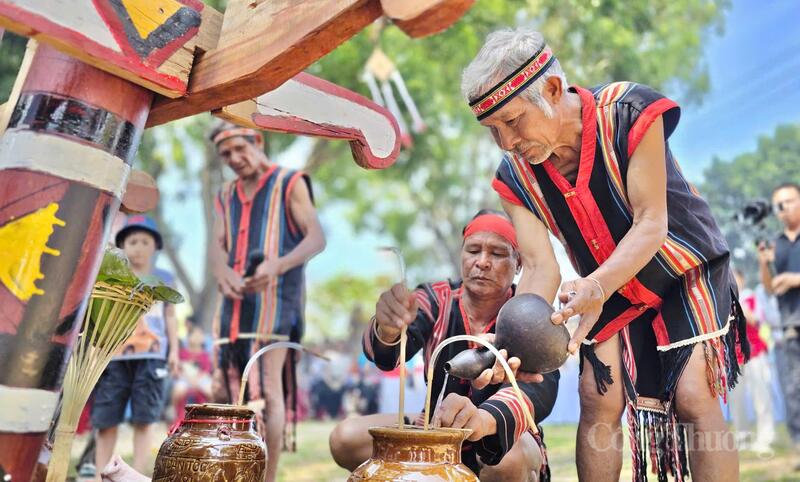 Già làng Siu Núi, người chủ trì thực hiện các nghi lễ truyền thống.