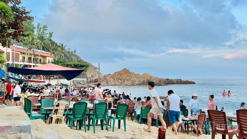 Những bàn ăn đơn sơ kê sát mép nước lại trở thành nơi lưu giữ những câu chuyện vui, những buổi chiều đáng nhớ.