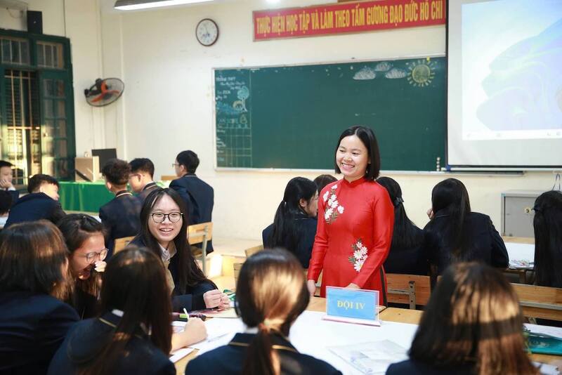 Học sinh và giáo viên Trường THPT Phan Huy Chú - Đống Đa. Ảnh: Fanpage nhà trường.