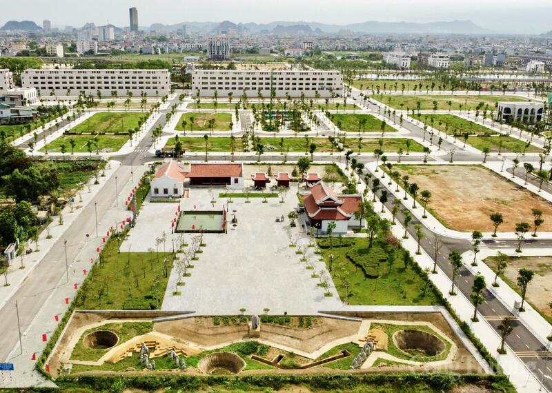 Dự án công viên tưởng niệm 64 giáo viên, học sinh hy sinh khi đắp đê sông Mã nằm ở phường Hàm Rồng, tỉnh Thanh Hóa. Công trình rộng hơn 2 ha, với tổng vốn hơn 125 tỷ đồng.