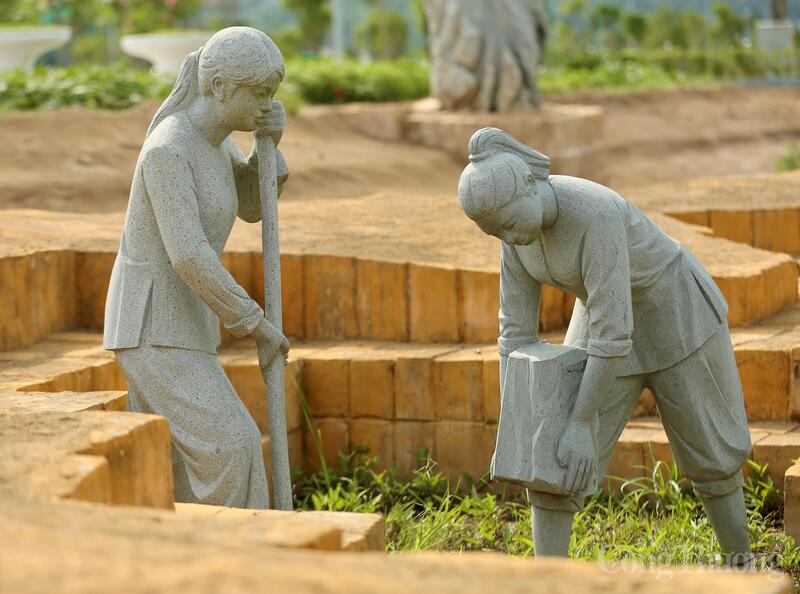 Theo tài liệu lịch sử, từ đầu năm 1965, không quân Mỹ huy động máy bay ném bom xuống khu vực cầu Hàm Rồng nhằm chia cắt tuyến giao thông huyết mạch chi viện cho chiến trường miền Nam. Bắt đầu bằng trận đánh ngày 3/4/1965, kéo dài đến khi Hiệp định Paris được ký kết ngày 27/1/1973, không quân Mỹ đã thực hiện hàng trăm cuộc tập kích vào mặt trận Hàm Rồng - Nam Ngạn. Hàng chục nghìn tấn bom đã được trút xuống mảnh đất này, nhiều hơn bất kỳ địa danh nào khác trên Trái đất khi đó.