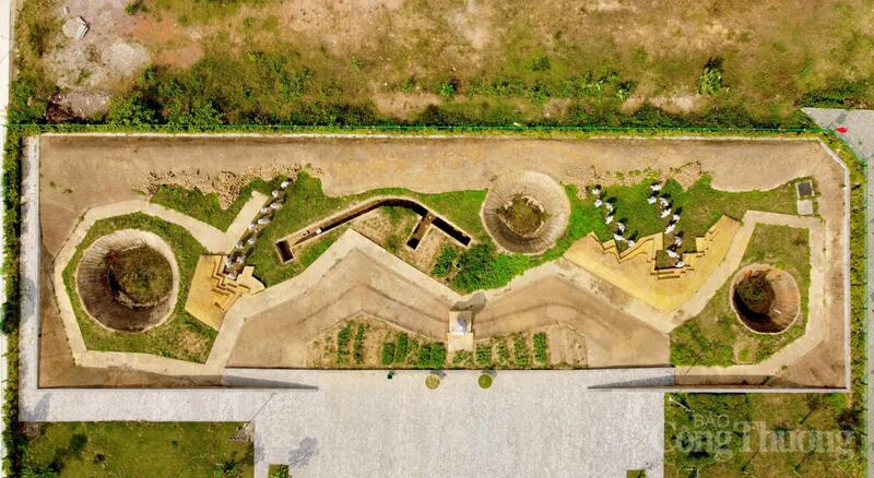 Hướng ra cổng chính công viên là khu tái hiện lịch sử, mô phỏng công trường đắp đê sông Mã mùa hè năm 1972. Ba hố bom lớn cùng với hệ thống hầm hào công sự được đắp bằng đất sét mô phỏng cuộc không kích của quân đội Mỹ hơn 60 năm trước tại bờ hữu sông Mã.