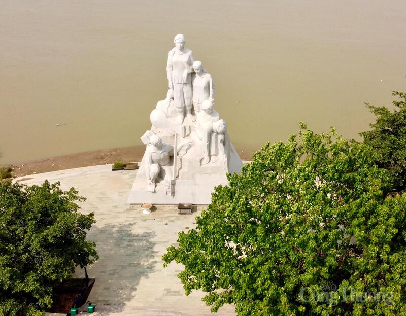 Điểm nhấn của dự án là hạng mục tượng đài nặng hơn 680 tấn được tạc bằng đá granit tự nhiên màu trắng ngà. Tượng đài cao 18 m tính từ mặt sàn (phần đế 5,25 m, tượng đài 12,75 m), dựng sát bờ đê sông Mã, quay mặt về hướng đất liền. Phần tượng bên trên bố cục gồm hai giáo viên và 5 học sinh với các tư thế mô phỏng quá trình lao động, tôn tạo con đê thì bất ngờ bom Mỹ trút xuống gây ra cuộc thảm sát đẫm máu. Vóc dáng, trang phục nhân vật được dựng theo phong cách những năm 1970 tại Thanh Hóa.