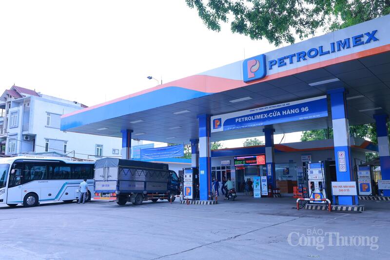 Những vòi xăng E10 đầu tiên được vận hành tại cửa hàng 96 (Sóc Sơn) trong ngày 30/4. Ảnh: Quỳnh Trang