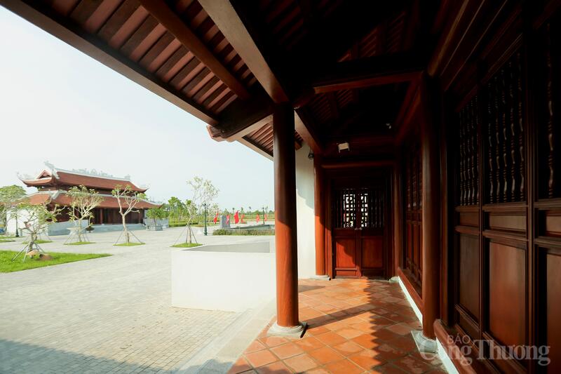 Đền thờ là hạng mục chính thiết kế theo kiến trúc truyền thống, bố cục hình chữ “đinh” gồm tiền đường phía trước và hậu cung.Tiền đường có năm gian, hai tầng mái. Hệ thống cột kèo, khung vì, cửa đều bằng gỗ lim, chạm khắc hoa văn thời Nguyễn. Nền nhà lát gạch bát, bậc thềm, bó nền bằng chất liệu đá xanh...