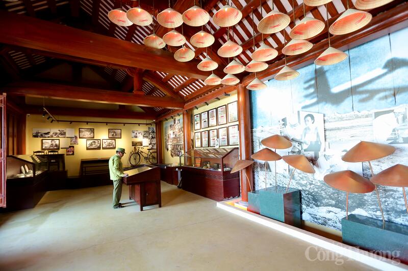 Phòng trưng bày trong khu tưởng niệm được bố trí công phu, giới thiệu hệ thống hiện vật và tư liệu giàu giá trị lịch sử, giúp người dân và du khách có cái nhìn chân thực về một thời kỳ khốc liệt.