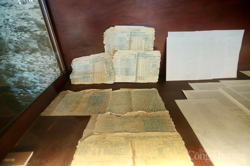 Nhiều tài liệu, thư tay cũng được trưng bày khoa học, tái hiện sinh động những tháng ngày lao động, chiến đấu của các giáo viên, học sinh trên công trường đắp đê năm xưa, giúp người xem hiểu sâu hơn về một giai đoạn lịch sử không thể nào quên.