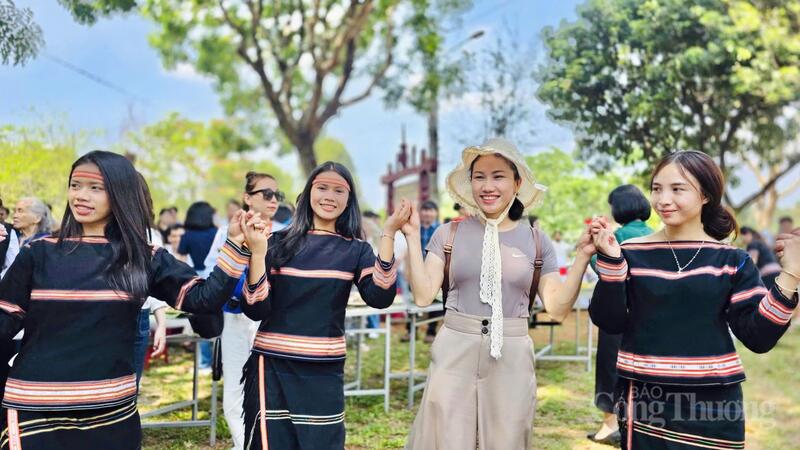 Người dân, du khách giao lưu cùng với đội múa xoang, cồng chiêng của làng.