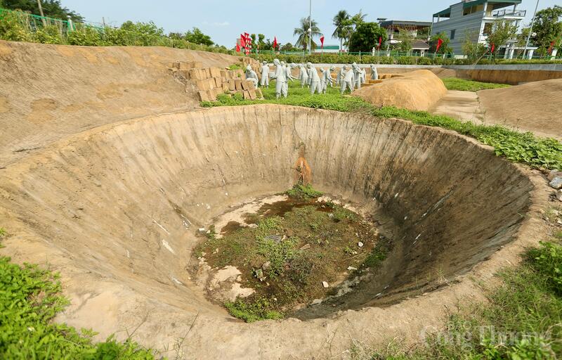 Nằm ở vị trí được ví như "túi bom" khiến bờ đê sông Mã quanh Hàm Rồng thường xuyên bị hỏa lực Mỹ tàn phá nặng nề, mùa mưa năm 1972, nước sông dâng cao, trước nguy cơ vỡ đê gây ngập lụt khắp thị xã Thanh Hóa và vùng phụ cận buộc chính quyền tỉnh Thanh Hóa huy động lực lượng khẩn cấp bồi đắp đoạn đê xung yếu kéo dài hơn một km từ làng Nam Ngạn đến chân cầu Hàm Rồng.