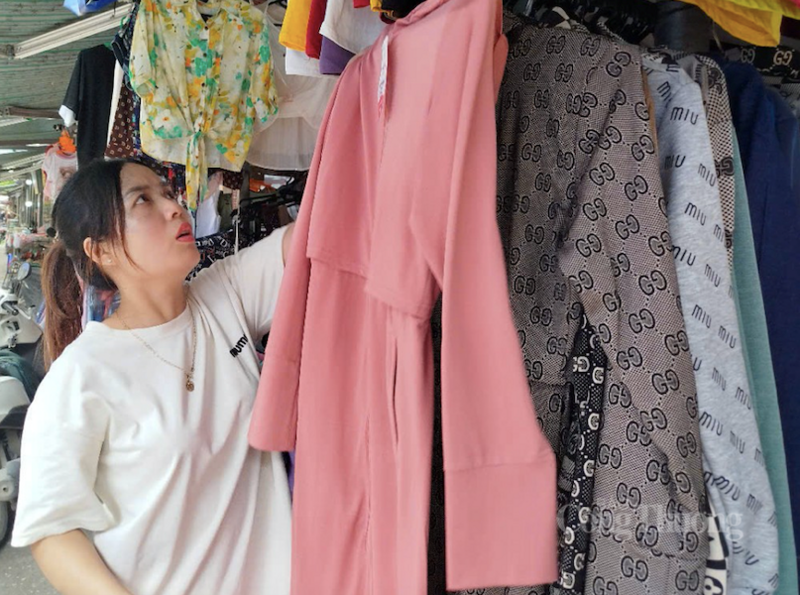 Nhu cầu mua áo chống nắng của người dân bắt đầu tăng.