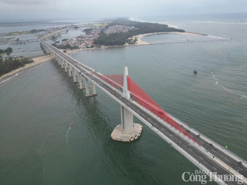Cầu vượt cửa biển Thuận An chính thức thông xe kỹ thuật sáng 30/4.