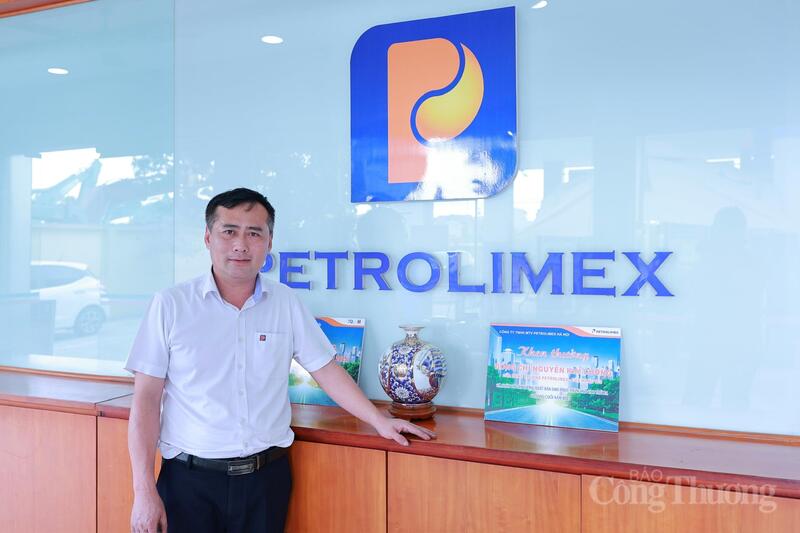 Ông Nguyễn Kim Cường, Cửa hàng trưởng Cửa hàng 108 (Phúc Thịnh, Hà Nội), chia sẻ với phóng viên Báo Công Thương về nỗ lực đưa xăng E10 vào sử dụng ngay trong tháng 4. Ảnh: Quỳnh Trang