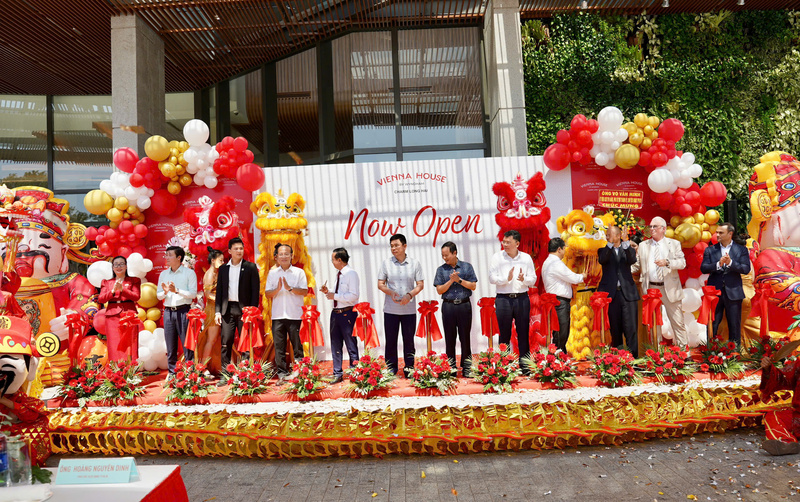 Lãnh đạo TP. Hồ Chí Minh và doanh nghiệp cùng cắt băng khánh thành khu nghỉ dưỡng Vienna House by Wyndham Charm Long Hai. Ảnh: PV